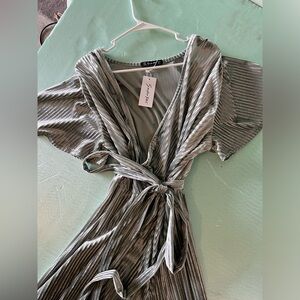 Women’s NWT midi-length velvet V-neck Wrap dress (size 2xl)